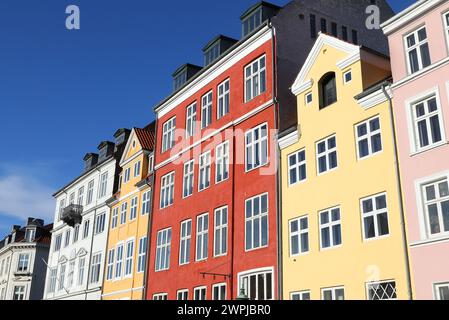Vista ad angolo basso dei vecchi e colorati edifici della città. Foto Stock