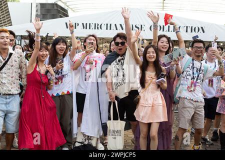 7 marzo 2024. I fan di diverse etnie che saltano le mani per cantare le canzoni popolari di Taylor Swift al concerto del Tay Tay Tay the Eras Tour di Singapore. Foto Stock