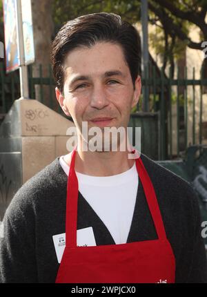 LOS ANGELES, CALIFORNIA - 23 DICEMBRE: Josh Peck all'Annual Christmas Feed-the-Homeless Event della missione di Los Angeles, California, il 23 dicembre 2022. Crediti: Faye Sadou/MediaPunch Foto Stock