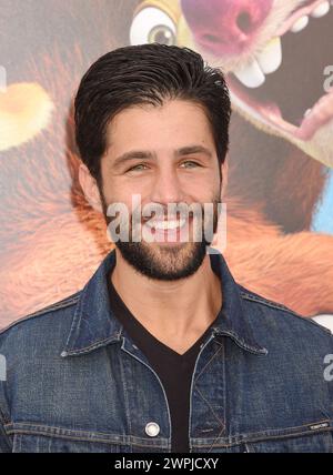 LOS ANGELES, CALIFORNIA - 16 LUGLIO: Josh Peck partecipa a una proiezione di "Ice Age: Collision Course" allo Zanuck Theater al 20th Century Fox Lot il 16 luglio 2016 a Los Angeles, California. Crediti: Jeffrey Mayer / MediaPunch Foto Stock