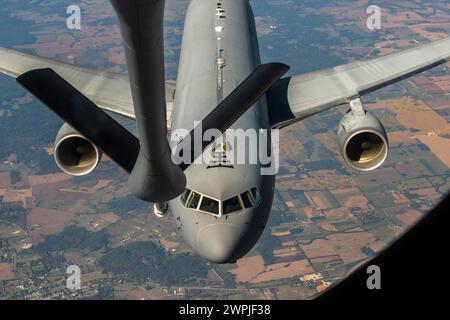 Un KC-135 Stratotanker con il 121st Air Refueling Wing rifornisce un KC-46 Pegasus assegnato al 916th Air Refueling Wing sopra i cieli dell'Ohio Foto Stock