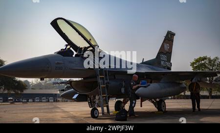 Il colonnello Matthew “Wolf 64” Gaetke, comandante dell’8th Fighter Wing, esamina le certificazioni degli aeromobili prima di effettuare una sortita di addestramento Foto Stock