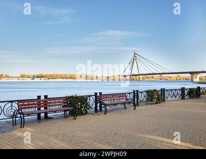 Area di sosta con panchine sul lungofiume a Kiev, Europa. Un posto dove riposare nel parco cittadino Foto Stock