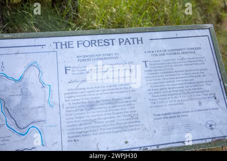 Il sentiero Forest Path Walk e le indicazioni stradali segnalano Lady Carrington Drive nel Royal National Park, il più antico dell'Australia, Sydney, NSW, Australia, 2024 Foto Stock