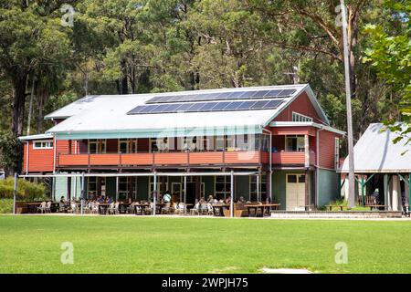 Audley Village District nel Sydney Royal National Park, edificio storico con sala da ballo e caffetteria con centro visitatori, NSW, Australia e pannelli solari sul tetto Foto Stock