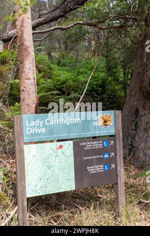 Cartello informativo Lady Carrington Drive con mappa locale, Audley Village, Royal National Park, Sydney, Australia Foto Stock