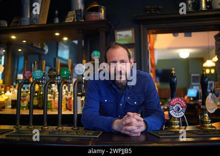 Ben Martin, uno dei co-proprietari della Carlton Tavern a Maida vale, Londra, che insieme al suo socio in affari Tom Rees ha dovuto ricostruire il suo pub dopo che è stato distrutto illegalmente nel 2015. Ricostruire un pub dalle macerie è un compito difficile, ma è uno che Ben e Tom hanno trovato estremamente gratificante. Il pub Crooked House di Dudley affronta un futuro simile dopo che è stato distrutto in un incendio sospetto nell'agosto 2023. Data foto: Giovedì 29 febbraio 2024. Foto Stock