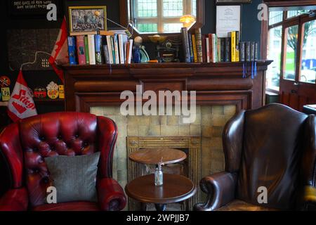 Vista generale del caminetto nel pub Carlton Tavern a Maida vale, Londra, che è stato distrutto illegalmente nel 2015 dai suoi precedenti proprietari, ai quali fu ordinato di ricostruirlo "mattone per mattone". Ricostruire un pub dalle macerie è un compito difficile, ma è uno dei proprietari che Ben Martin e Tom Rees hanno trovato estremamente gratificante. Il pub Crooked House di Dudley affronta un futuro simile dopo che è stato distrutto in un incendio sospetto nell'agosto 2023. Data foto: Giovedì 29 febbraio 2024. Foto Stock