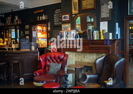 Vista generale del caminetto nel pub Carlton Tavern a Maida vale, Londra, che è stato distrutto illegalmente nel 2015 dai suoi precedenti proprietari, ai quali fu ordinato di ricostruirlo "mattone per mattone". Ricostruire un pub dalle macerie è un compito difficile, ma è uno dei proprietari che Ben Martin e Tom Rees hanno trovato estremamente gratificante. Il pub Crooked House di Dudley affronta un futuro simile dopo che è stato distrutto in un incendio sospetto nell'agosto 2023. Data foto: Giovedì 29 febbraio 2024. Foto Stock