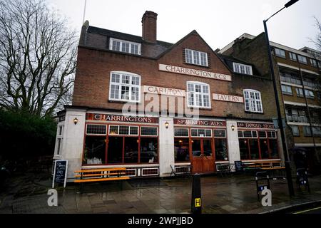 Vista generale dell'esterno del pub Carlton Tavern a Maida vale, Londra, che è stato demolito illegalmente nel 2015 dai suoi precedenti proprietari, ai quali è stato ordinato di ricostruirlo "mattone per mattone". Ricostruire un pub dalle macerie è un compito difficile, ma è uno dei proprietari che Ben Martin e Tom Rees hanno trovato estremamente gratificante. Il pub Crooked House di Dudley affronta un futuro simile dopo che è stato distrutto in un incendio sospetto nell'agosto 2023. Data foto: Giovedì 29 febbraio 2024. Foto Stock