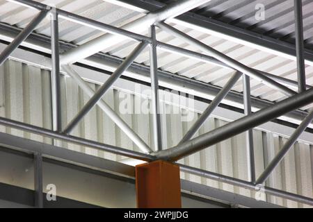 primo piano struttura in acciaio design del magazzino interno motivo geometrico astratto Foto Stock
