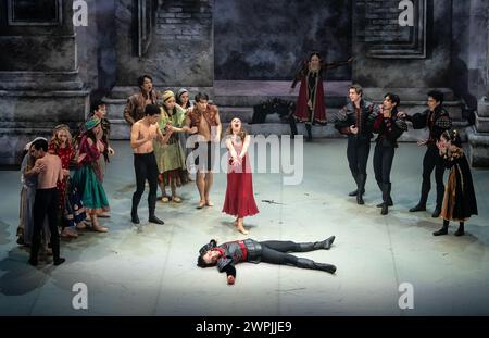 Ballerini sul palco durante la prova generale per la produzione di Romeo e Giulietta del Northern Ballet al Leeds Grand Theatre prima della sua prima stagione il venerdì. Data foto: Giovedì 7 marzo 2024. Foto Stock