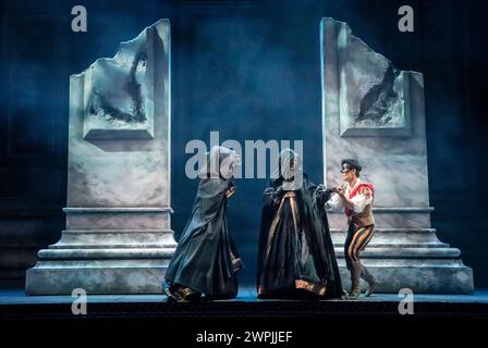 Ballerini sul palco durante la prova generale per la produzione di Romeo e Giulietta del Northern Ballet al Leeds Grand Theatre prima della sua prima stagione il venerdì. Data foto: Giovedì 7 marzo 2024. Foto Stock