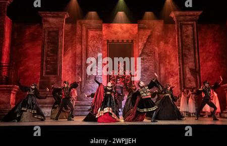 Ballerini sul palco durante la prova generale per la produzione di Romeo e Giulietta del Northern Ballet al Leeds Grand Theatre prima della sua prima stagione il venerdì. Data foto: Giovedì 7 marzo 2024. Foto Stock