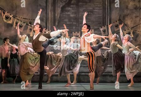 Ballerini sul palco durante la prova generale per la produzione di Romeo e Giulietta del Northern Ballet al Leeds Grand Theatre prima della sua prima stagione il venerdì. Data foto: Giovedì 7 marzo 2024. Foto Stock