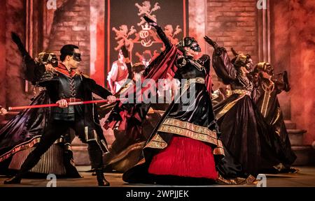 Ballerini sul palco durante la prova generale per la produzione di Romeo e Giulietta del Northern Ballet al Leeds Grand Theatre prima della sua prima stagione il venerdì. Data foto: Giovedì 7 marzo 2024. Foto Stock