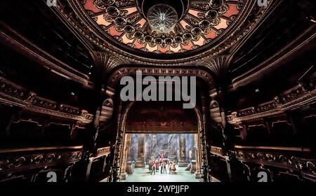 Ballerini sul palco durante la prova generale per la produzione di Romeo e Giulietta del Northern Ballet al Leeds Grand Theatre prima della sua prima stagione il venerdì. Data foto: Giovedì 7 marzo 2024. Foto Stock