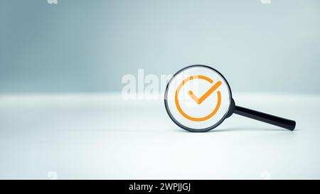 Selezionare Approve, Magnifying Glass Focus per approvare l'icona del documento su sfondo bianco per il flusso di lavoro dei processi aziendali che illustra l'approvazione della gestione Foto Stock