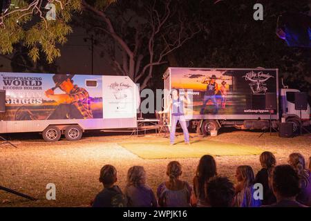 Detentore del record mondiale di Whip cracker, Nathan Griggs, alias Nathan Whippy Griggs, esibendosi a Katherine, Northern Territory, NT, Australia Foto Stock