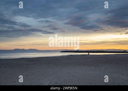 Una vista panoramica della città di Roses in Catalogna, Spagna al tramonto Foto Stock