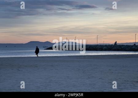 Una vista panoramica della città di Roses in Catalogna, Spagna al tramonto Foto Stock