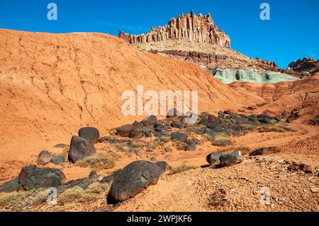 Strati di terra colorati all'interno della Colorado Plateau Physiographic Province nel Capitol Reef National Park nello Utah, USA Foto Stock