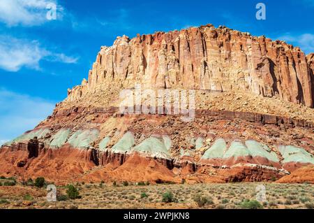 Strati di terra colorati all'interno della Colorado Plateau Physiographic Province nel Capitol Reef National Park nello Utah, USA Foto Stock