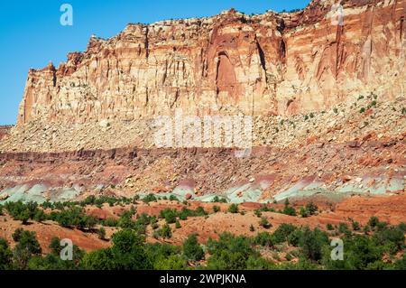 Strati di terra colorati all'interno della Colorado Plateau Physiographic Province nel Capitol Reef National Park nello Utah, USA Foto Stock