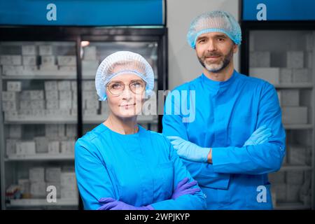 Colleghi assistenti di laboratorio in uniformi blu sono presenti in laboratorio Foto Stock