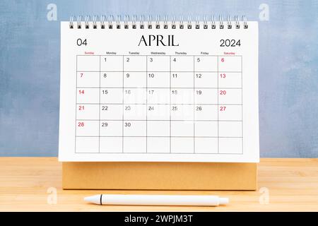 Aprile 2024, calendario mensile della scrivania per 2024 anni su tavolo di legno. Foto Stock