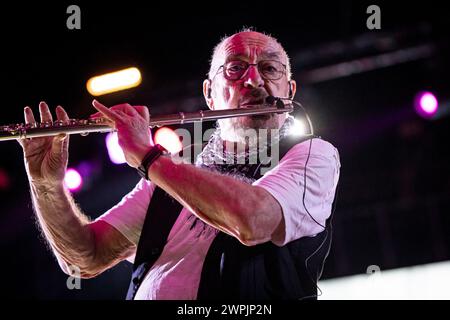 Porto, Portogallo. 8 marzo 2024. Ian Anderson sta suonando il flauto sul palco con la sua band Jethro Tull al Coliseu do Porto di Porto, Portogallo, il 7 marzo 2024. (Foto di Rita Franca/NurPhoto) credito: NurPhoto SRL/Alamy Live News Foto Stock