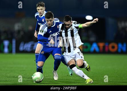 Zagabria. 7 marzo 2024. Andrija Zivkovic (R) del PAOK si batte per il pallone contro Martin Baturina e Mauro Perkovic della Dinamo Zagabria durante il turno di UEFA Europa Conference League del 16° turno di partita di andata tra Dinamo Zagabria e PAOK a Zagabria, Croazia, il 7 marzo 2024. Crediti: Marko Lukunic/PIXSELL via Xinhua/Alamy Live News Foto Stock