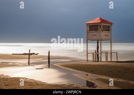 Torretta bagnino Battistini sulla spiaggia di Ostia - Roma, Italia Foto Stock