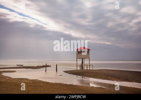 Torretta bagnino Battistini sulla spiaggia di Ostia - Roma, Italia Foto Stock