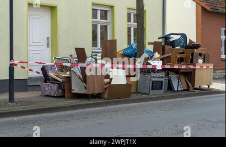 Pile di rifiuti ingombranti con mobili ed elettrodomestici sul lato della strada Foto Stock