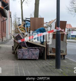 Pile di rifiuti ingombranti con mobili sul lato della strada Foto Stock