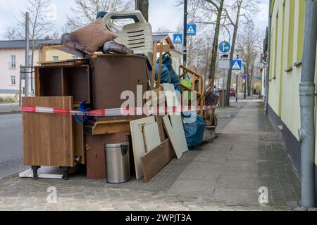 Pile di rifiuti ingombranti con mobili sul lato della strada Foto Stock