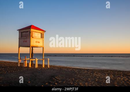 Torretta bagnino Battistini sulla spiaggia di Ostia - Roma, Italia Foto Stock