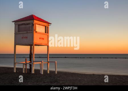 Torretta bagnino Battistini sulla spiaggia di Ostia - Roma, Italia Foto Stock