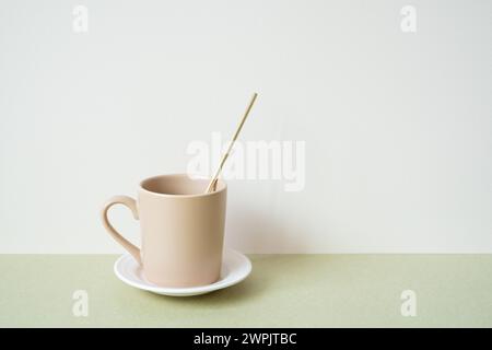 Tazza in ceramica sul tavolo. sfondo bianco avorio Foto Stock