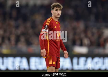 L'attaccante italiano della Roma Tommaso Baldanzi guarda durante la partita di andata del 16° turno di UEFA Europa League tra AS Roma vs Brighton e Hove Albion allo stadio Olimpico il 7 marzo 2024 a Roma. Foto Stock