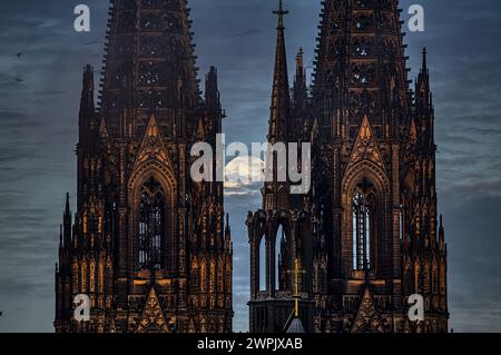 Una vista panoramica della cattedrale di Colonia con la luna piena. Foto Stock