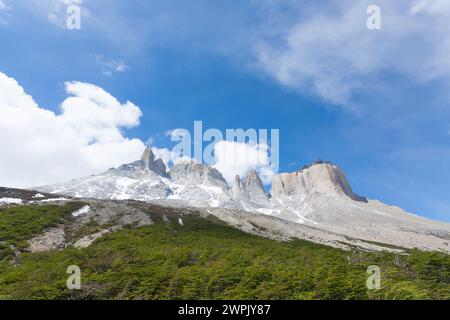 Splendide montagne di Torres del Paine sotto il cielo blu in Cile Foto Stock