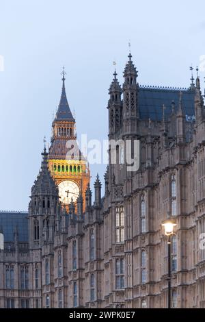 Regno Unito, Londra, dettaglio ravvicinato delle case del Parlamento e della torre dell'orologio illuminata del Big Ben. Foto Stock