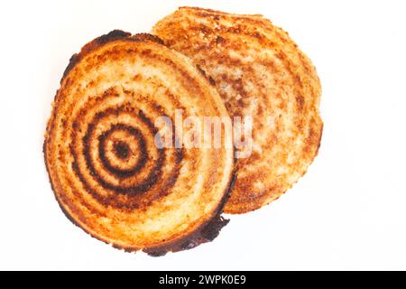 Jaffle, un panino tostato vecchio stile, pieno di macine salate. Isolato su bianco con spazio di copia Foto Stock