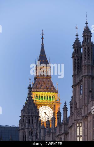 Regno Unito, Londra, dettaglio ravvicinato delle case del Parlamento e della torre dell'orologio illuminata del Big Ben. Foto Stock