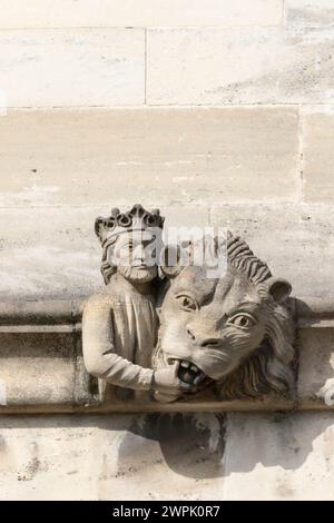 UK, Oxfordshire, Oxford, Gargoyles lungo la High Street fascade del Magdalen College. Foto Stock
