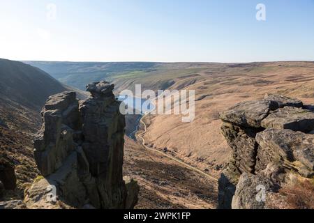 Dovedale, Derbyshire, Regno Unito, affioramento roccioso e vista sulla valle di Dovedale. Foto Stock