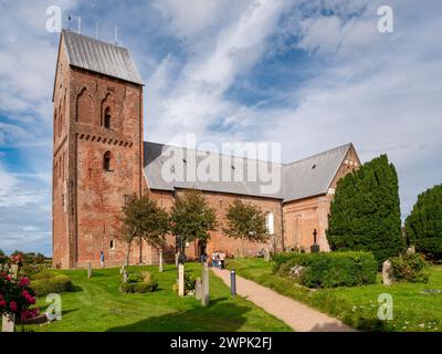 Chiesa di San Giovanni con cimitero a Nieblum sull'isola di Foehr, Frisia settentrionale, Schleswig-Holstein, Germania Foto Stock