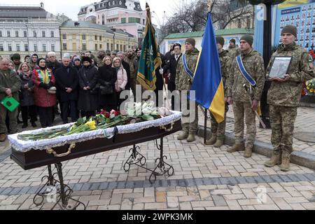 KIEV, UCRAINA - 7 MARZO 2024 - i membri del pubblico rendono omaggio al volontario lituano Tadas Tumas, ucciso in prima linea nei pressi di Bakhmut, regione di Donetsk, il 23 febbraio 2024, in piazza Mykhailivska, dopo il servizio commemorativo nella cattedrale di San Michele, a Kiev, capitale dell'Ucraina. Foto Stock